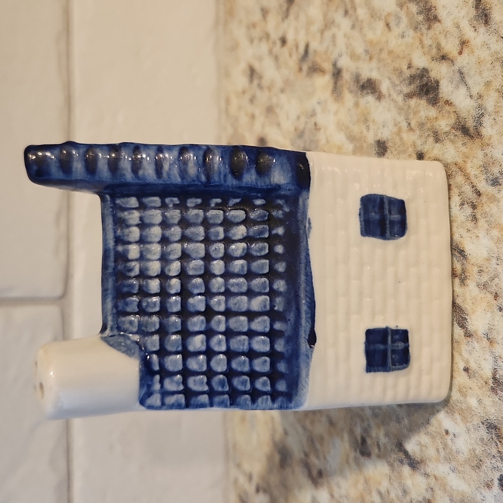 Delft Blue Building Salt Shaker - Picture 2 of 6